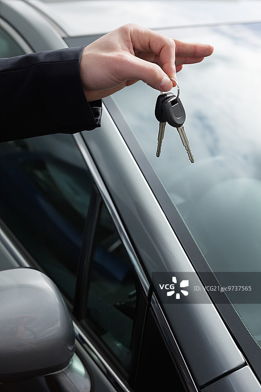 户外，手拿汽车钥匙图片素材