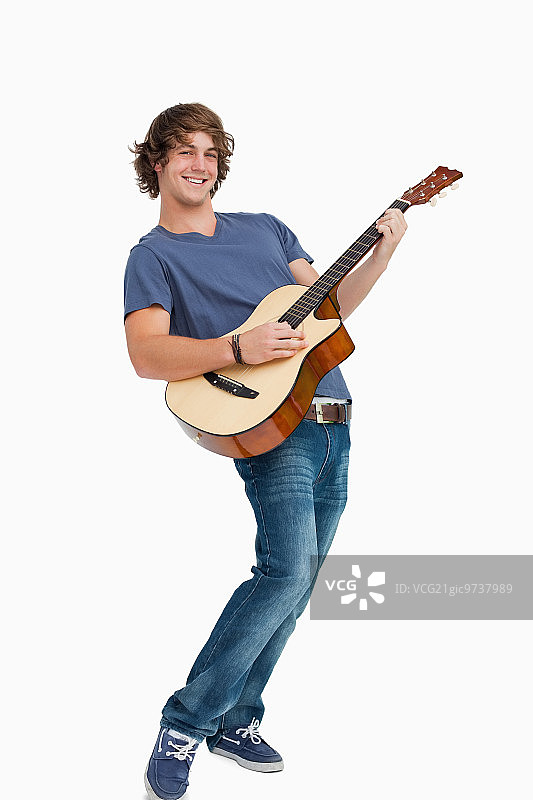 在白色背景下弹吉他的男学生图片素材