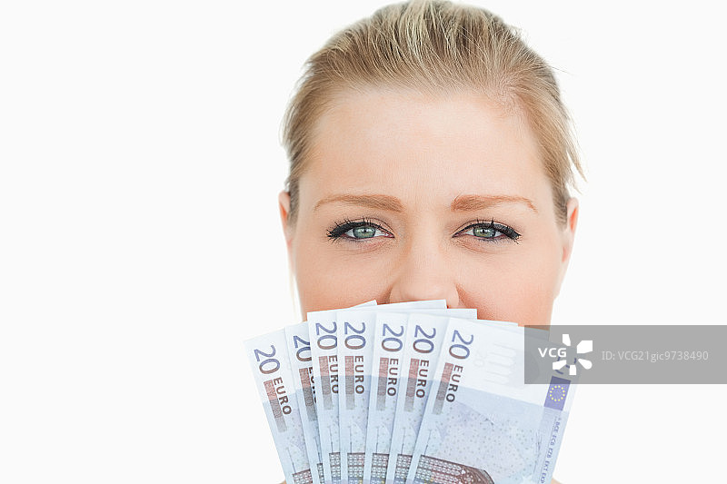 女人用欧元钞票藏起鼠标图片素材
