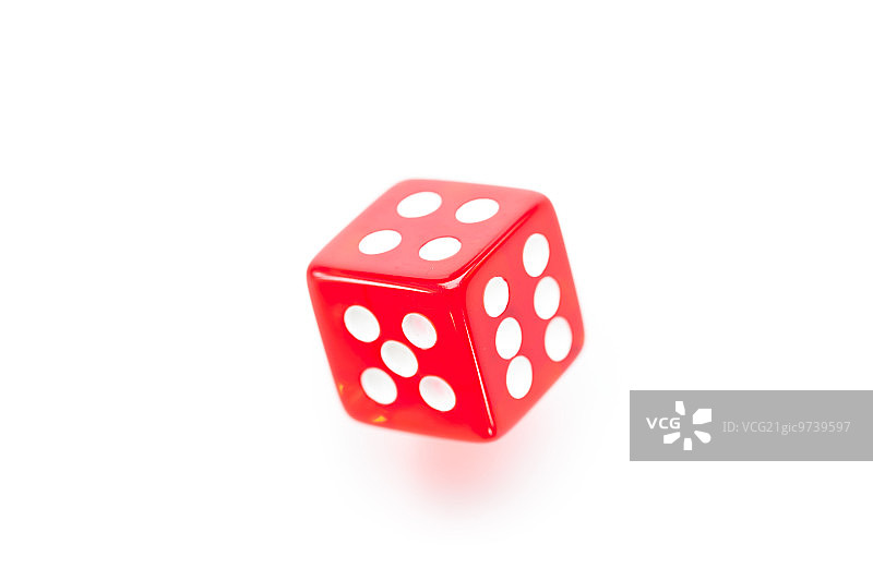 白色背景上滚动的红色骰子图片素材