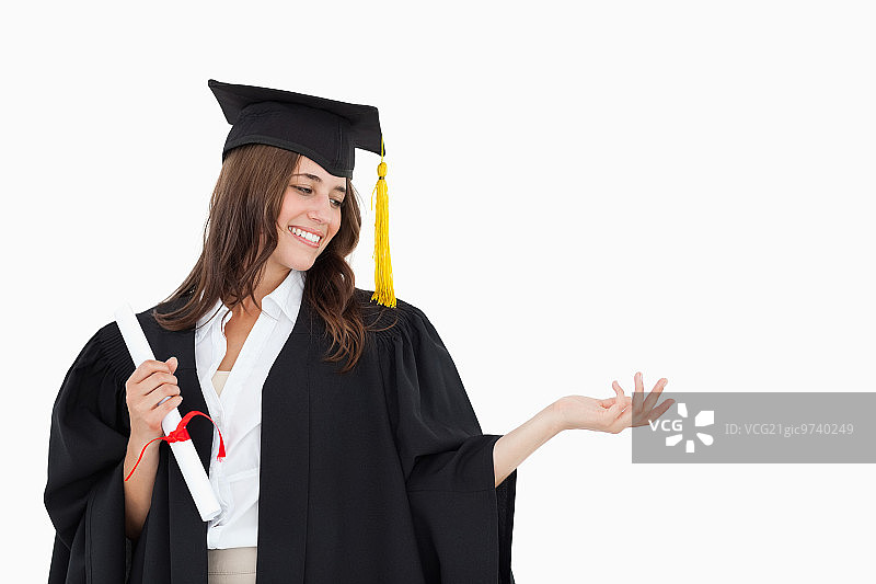 手持学位证微笑的女人图片素材