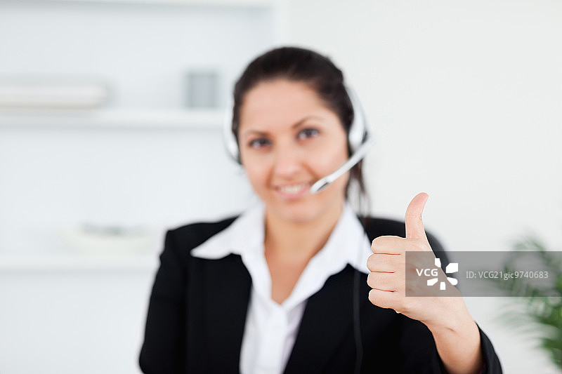 一位竖起大拇指认可某事的美丽女商人图片素材