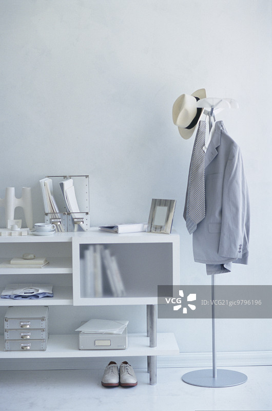 衣架和白色置物架图片素材