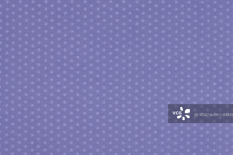 紫色背景上的波点图片素材