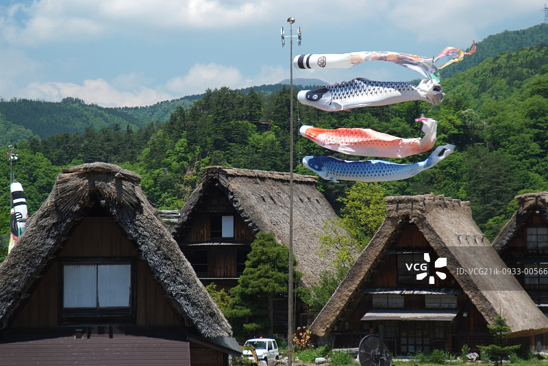 日式房屋前的鲤鱼旗图片素材