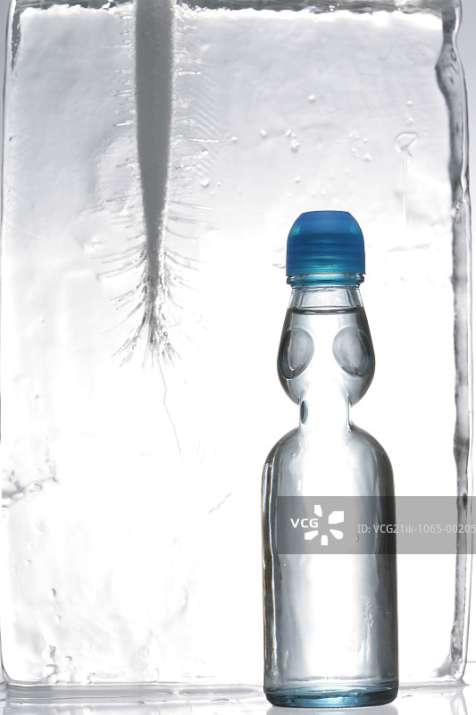 弹珠汽水瓶和冰块图片素材