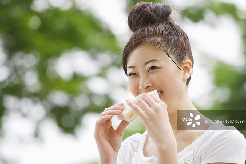 吃面包的日本女人图片素材