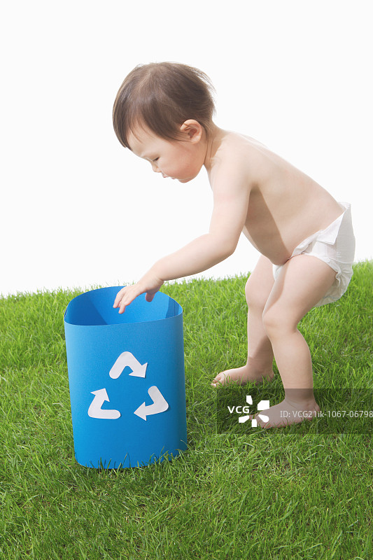 幼儿将手放入回收箱图片素材