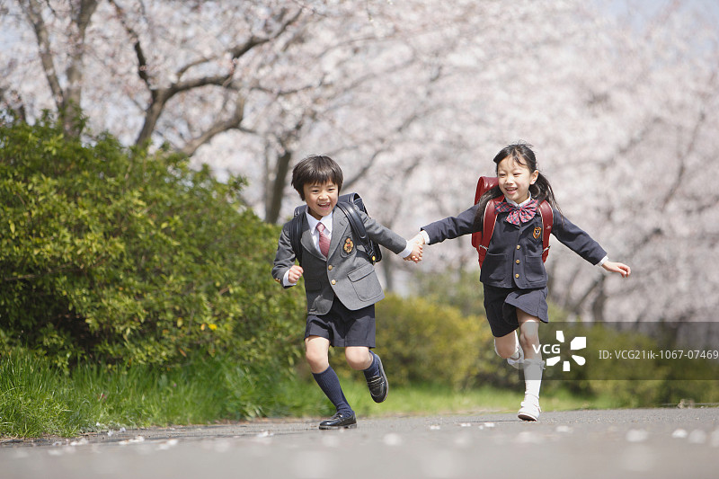 学生在路上奔跑图片素材