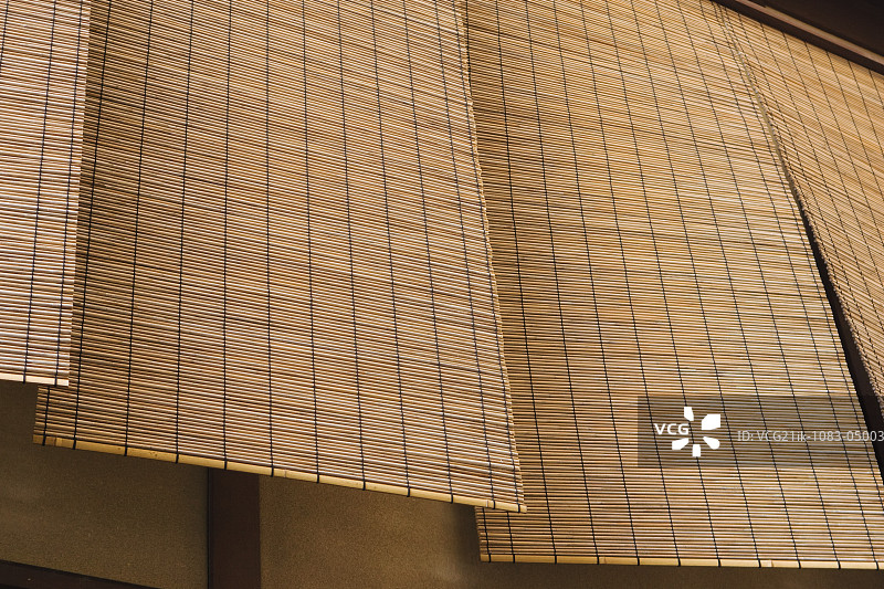 悬挂的竹制窗帘图片素材