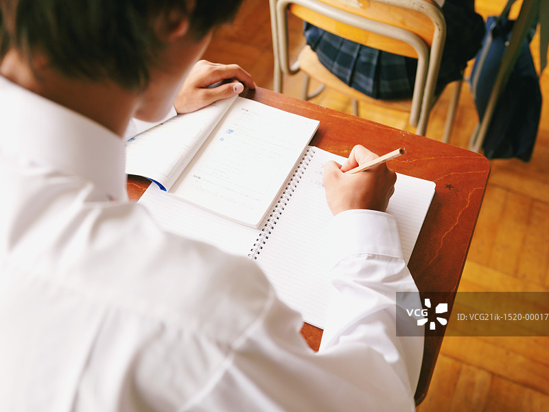 学生在笔记本上写作图片素材