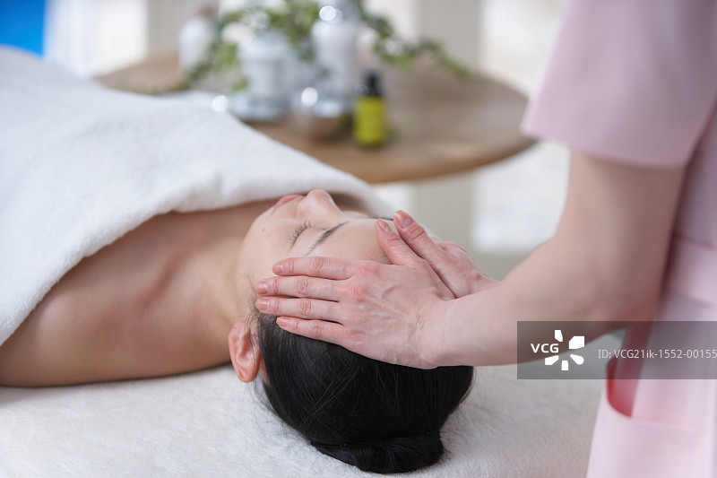按摩女性额头的手图片素材