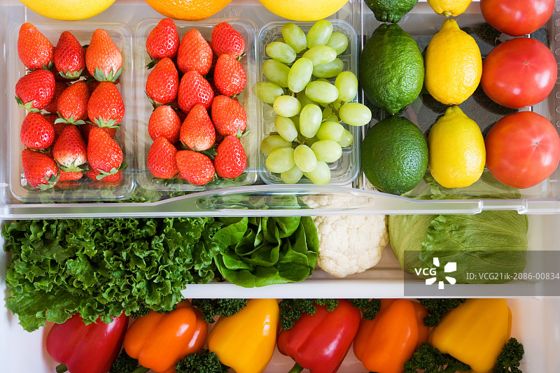 装满水果和蔬菜的冰箱图片素材