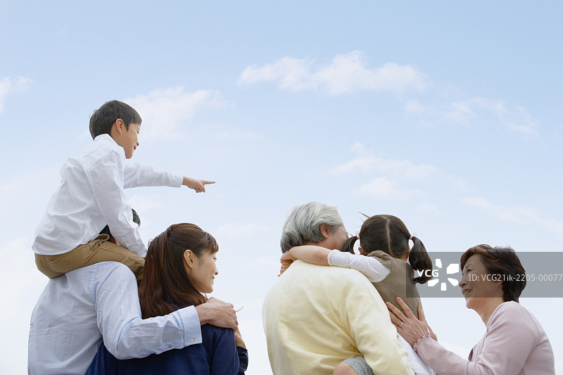 亚洲家庭站在一起图片素材