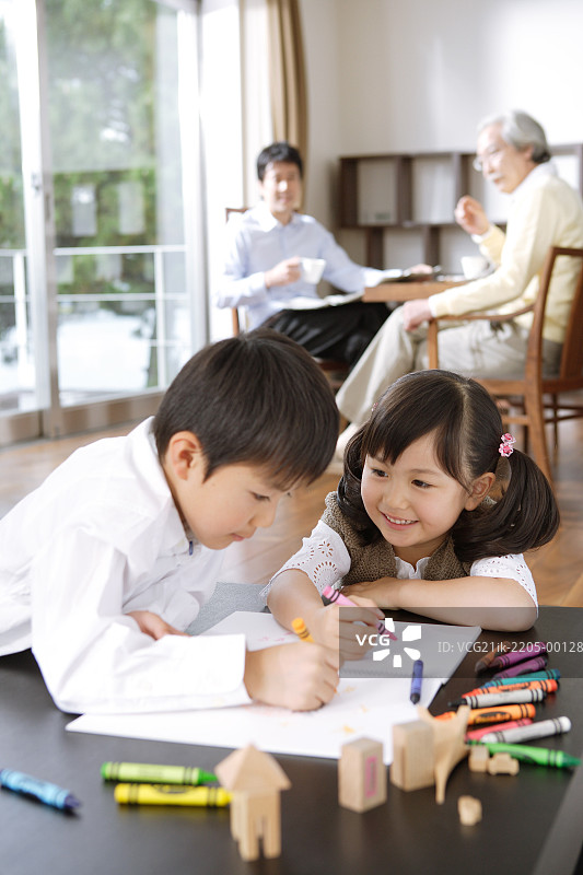 兄妹俩在餐厅里绘画图片素材