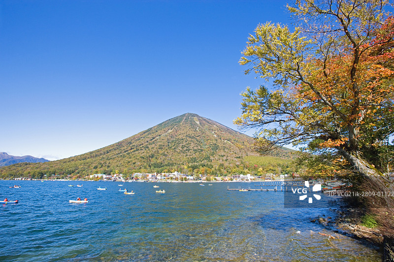 日本栃木县的中禅寺湖和男体山图片素材