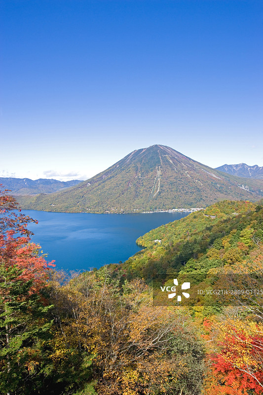 日本栃木县的中禅寺湖和男体山图片素材