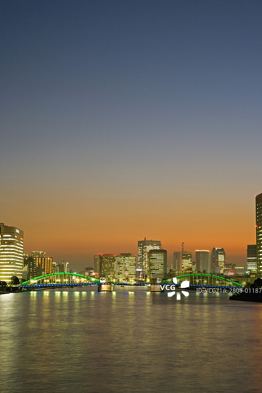 东京隅田川上的胜鬨桥图片素材