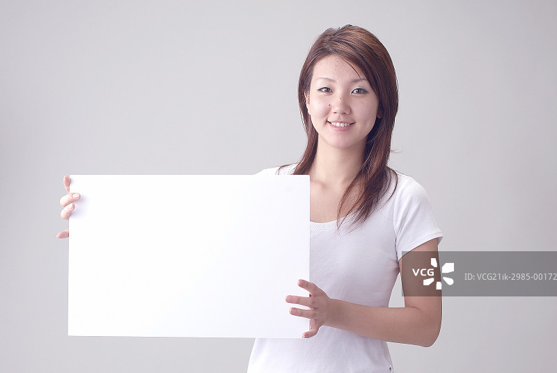 微笑的日本女性与白板图片素材