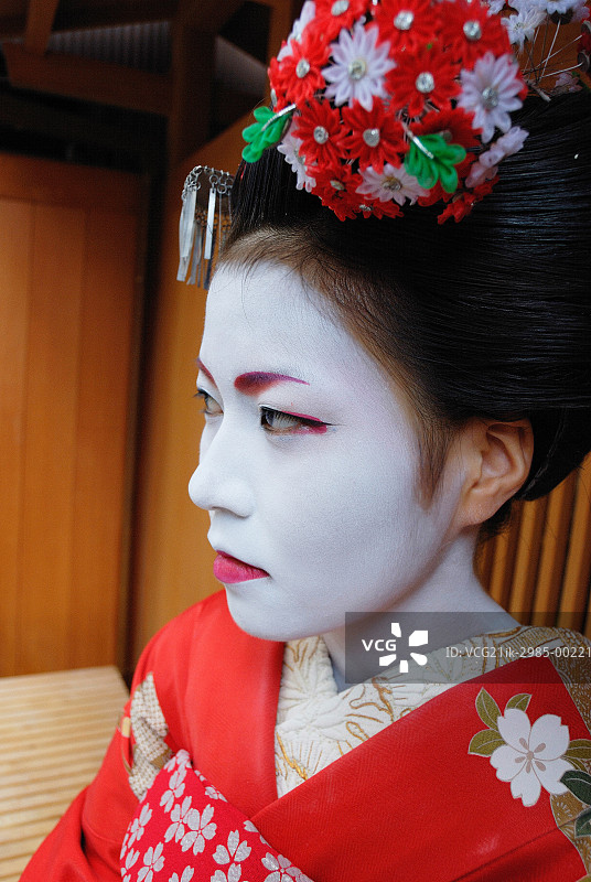 传统妆容和发型的艺伎图片素材