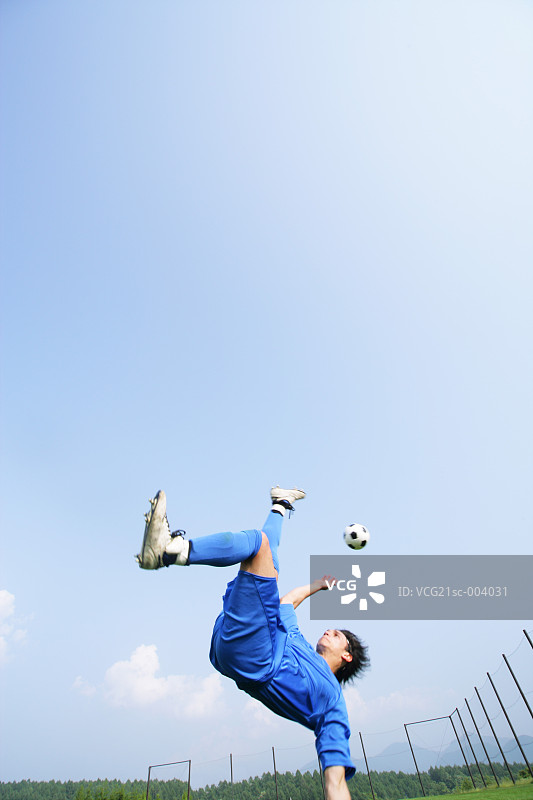 足球运动员倒钩图片素材