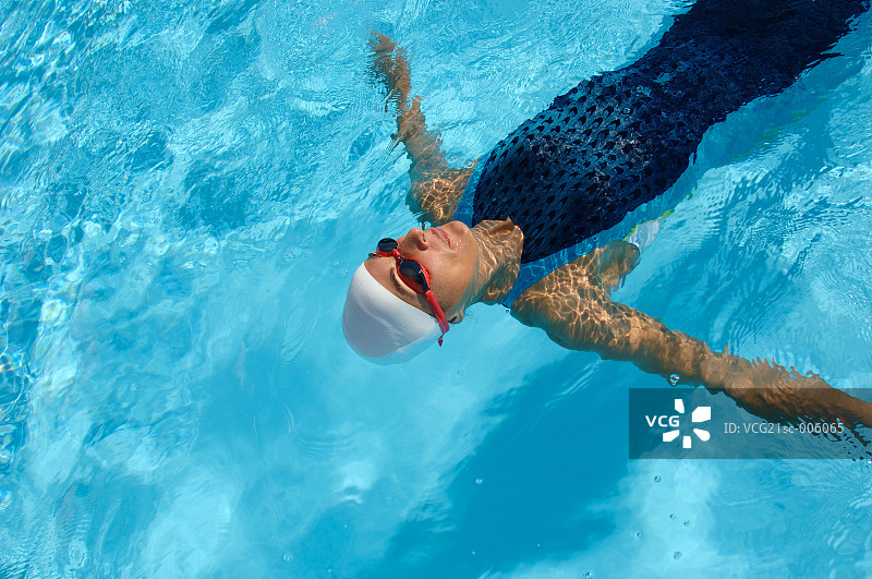 仰泳女游泳运动员图片素材