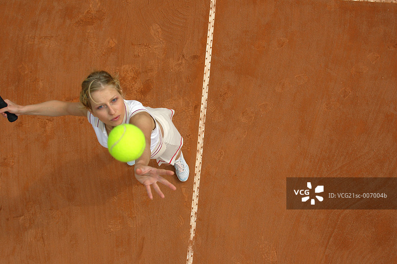 女子网球运动员发球瞬间俯视图图片素材