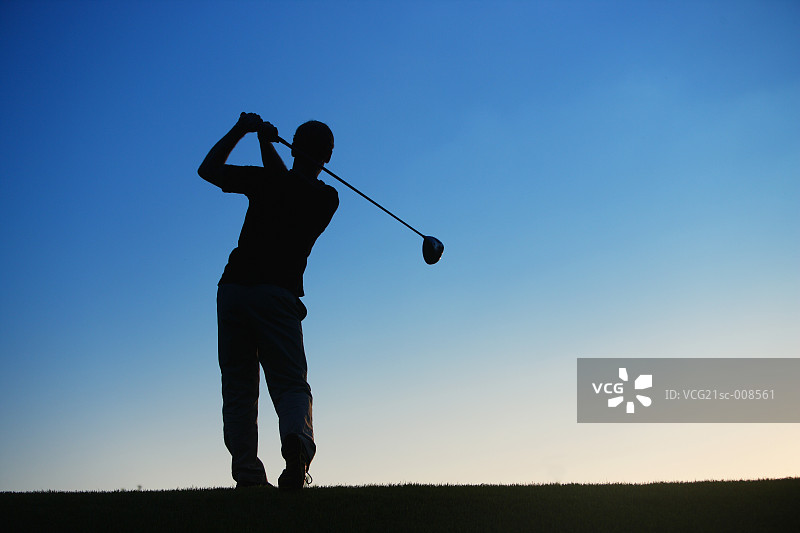 挥杆的男子高尔夫球手剪影图片素材