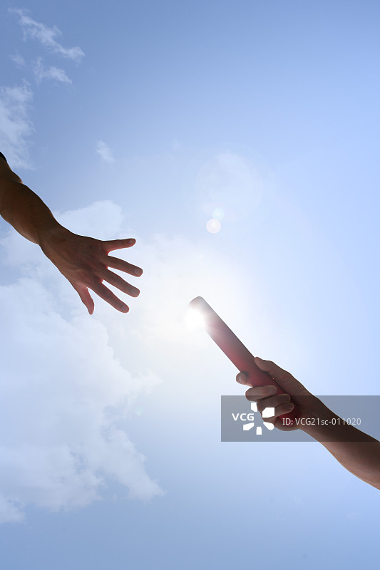 跑步者传递接力棒图片素材