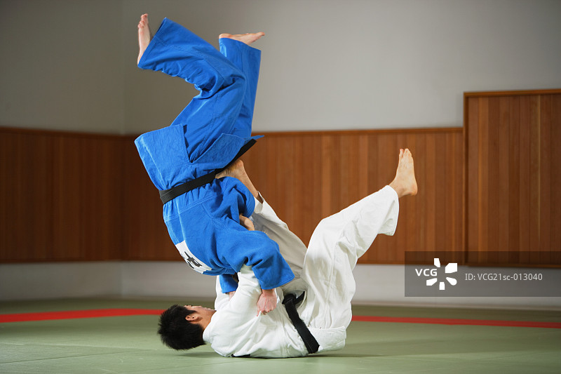 两名男子参加柔道比赛图片素材