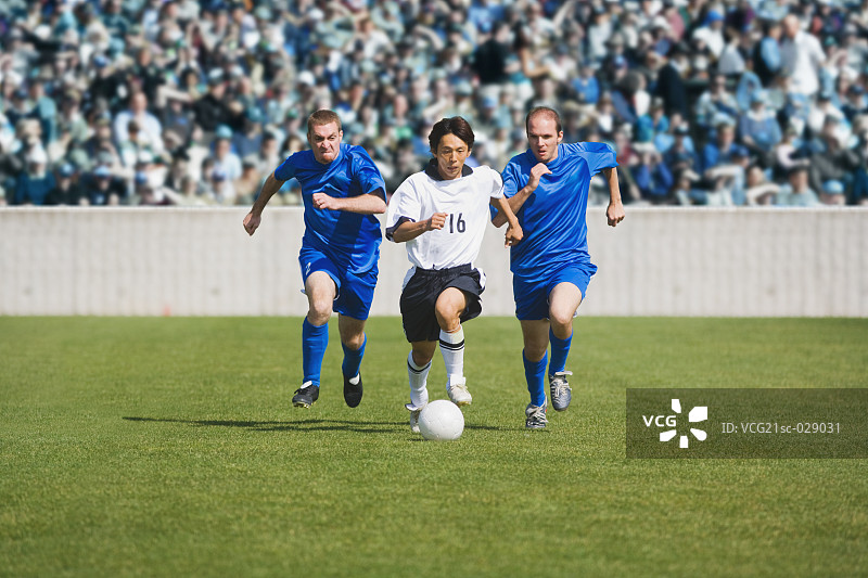 足球运动员带球突破防守图片素材