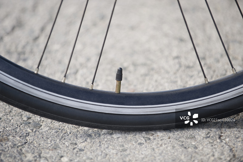 自行车气门芯和轮胎的特写图片素材