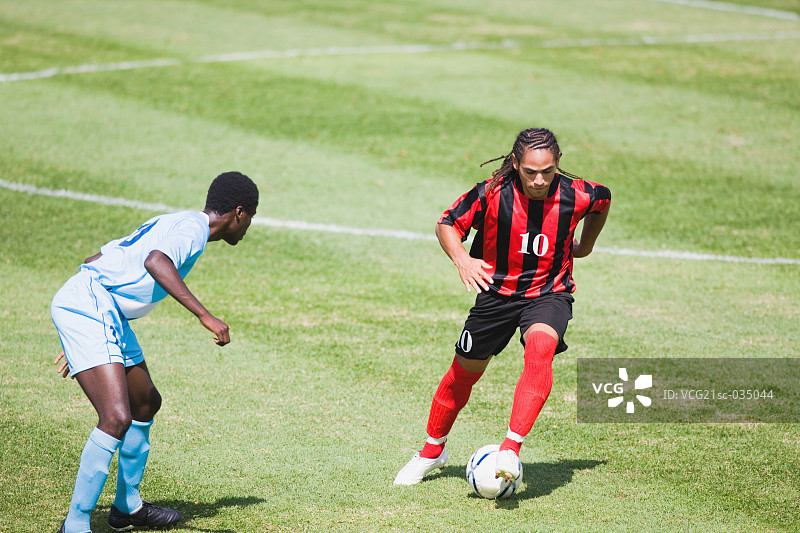 足球运动员带球运球图片素材