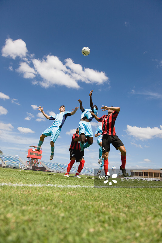 足球运动员跳起争顶头球图片素材