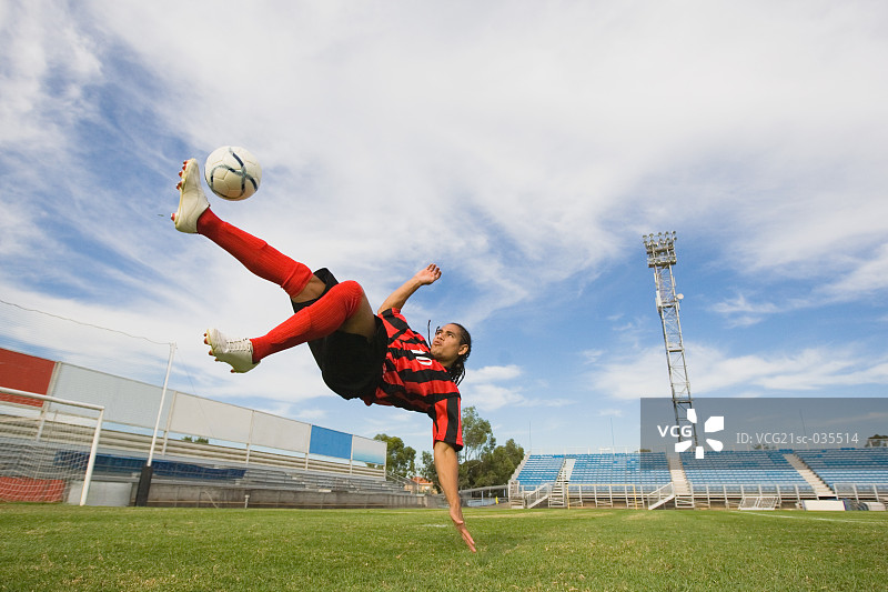 足球运动员空中踢球图片素材