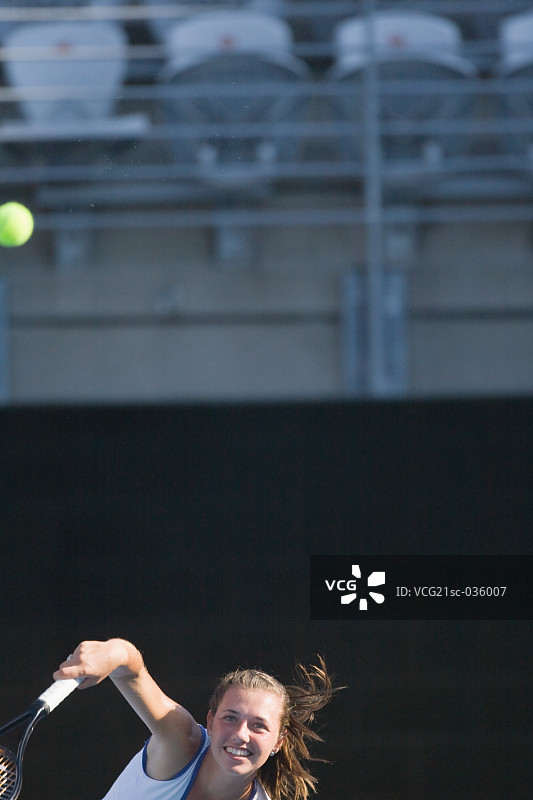 网球运动员发球图片素材