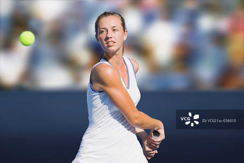 网球运动员反手回击图片素材