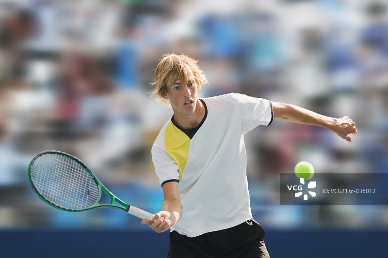 网球运动员正手回球图片素材