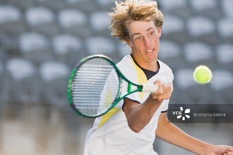 网球运动员正手回球图片素材