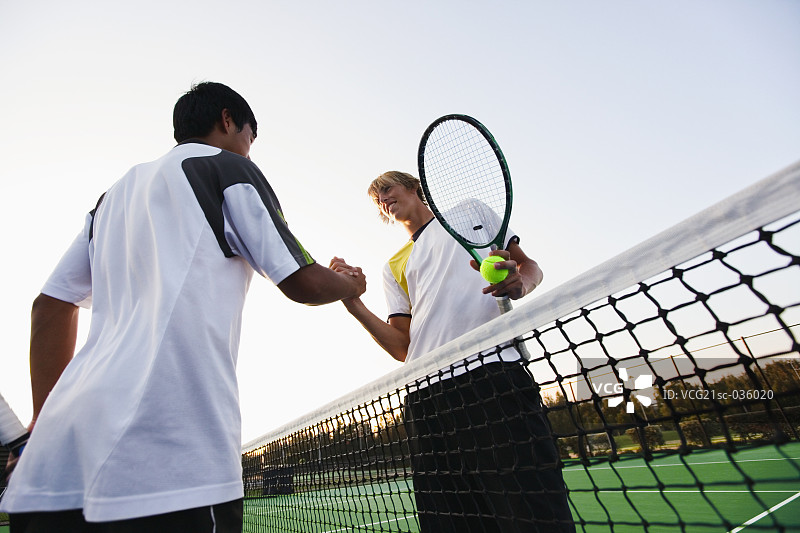 两名网球运动员在网前握手图片素材