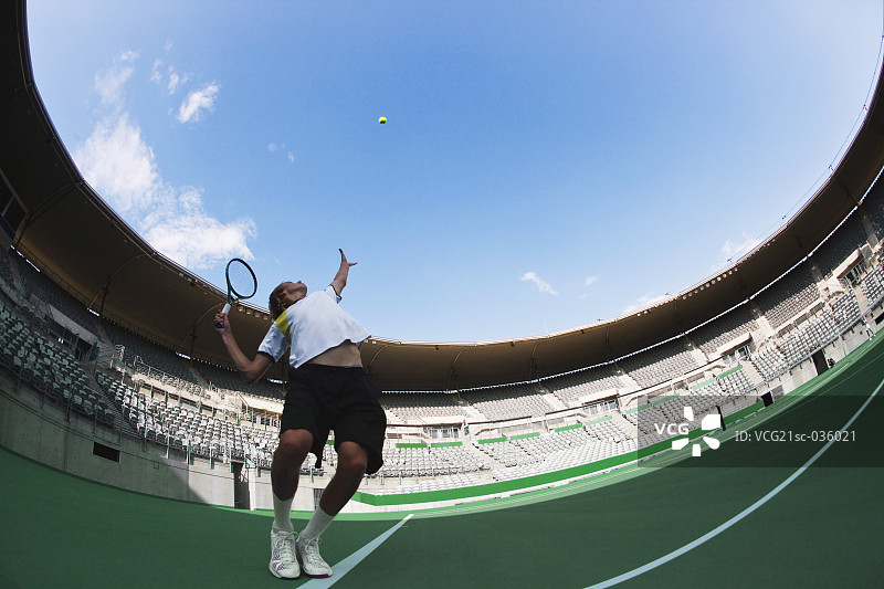 网球运动员发球图片素材