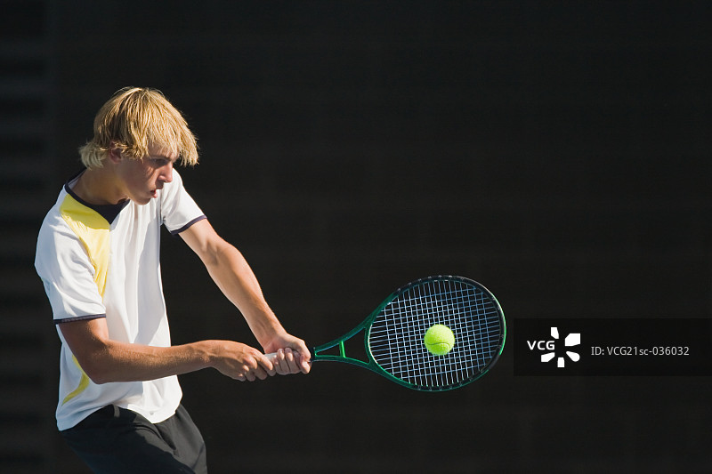 网球运动员反手回击图片素材