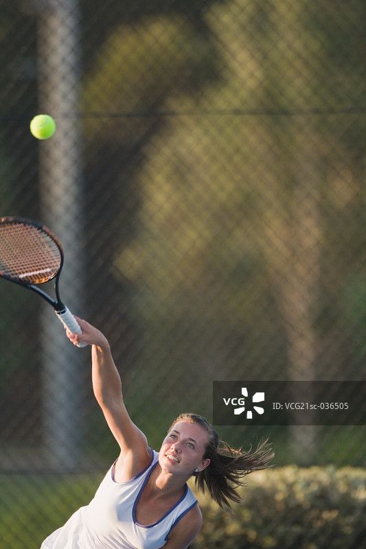 网球运动员发球图片素材