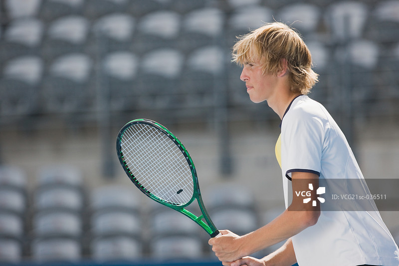 男子网球运动员侧视图图片素材