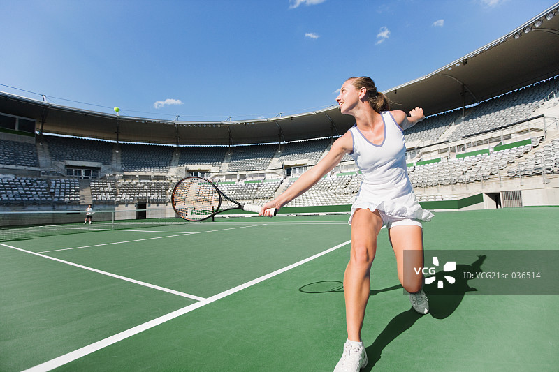 网球运动员反手回击图片素材