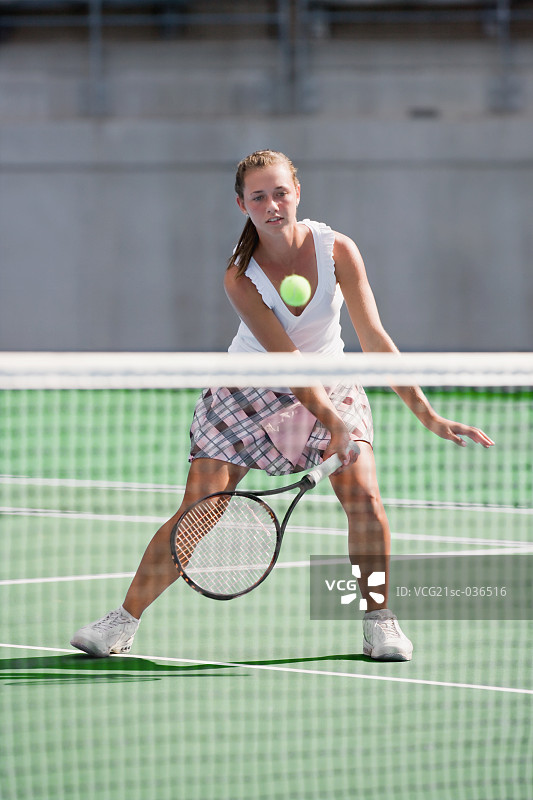 女网球运动员击球上网图片素材