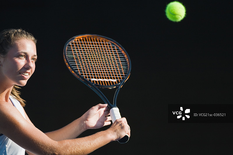 网球运动员反手回击图片素材