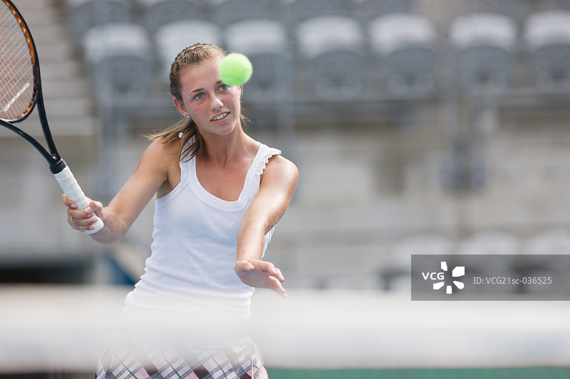 网球运动员正手回球图片素材
