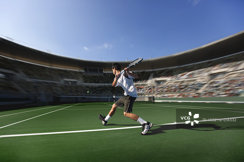 网球运动员反手回击图片素材