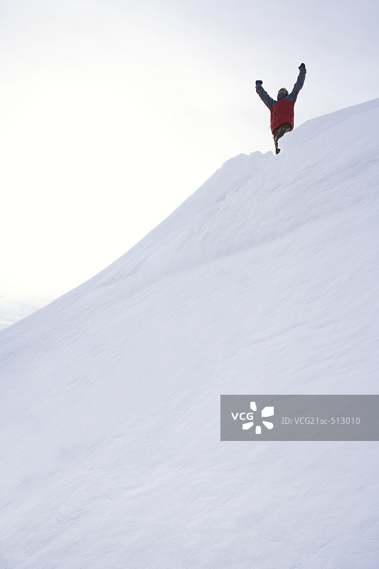 单板滑雪者庆祝胜利图片素材